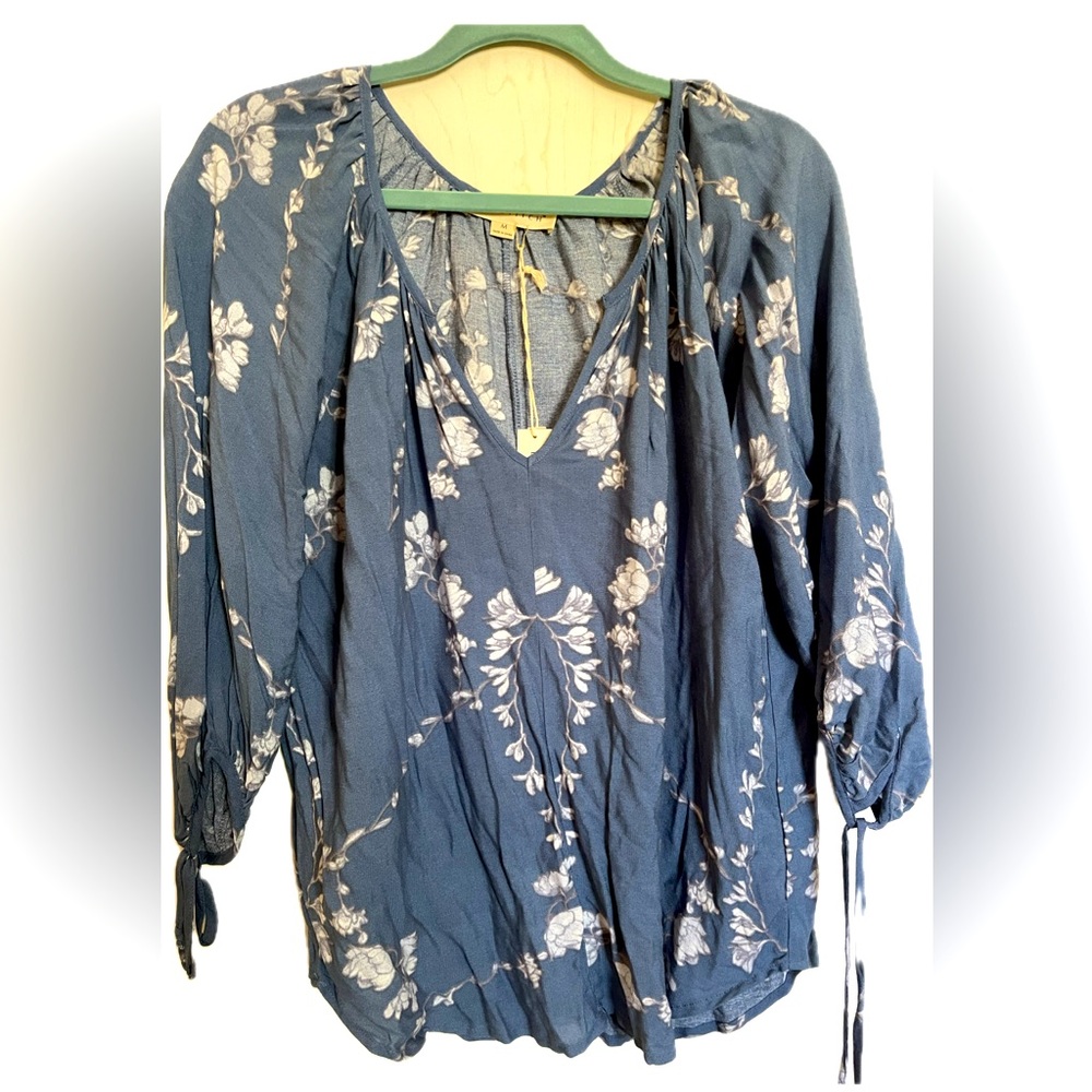 Women’s blouse Size M NWT